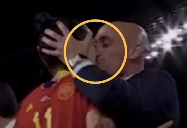 여자 축구 선수에게 강제로 키스하는 스페인축구협회장 루이스 루비알레스 / 사진 = rtve 방송화면 캡처