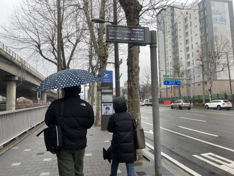 발걸음 돌리는 시민들 (서울=연합뉴스) 김정진 기자 = 28일 오전 서울 마포구 마포구청역 인근 버스정류장에서 버스를 기다리던 시민들이 지하철역으로 발걸음을 돌리고 있다. 2024.3.28 stopn@yna.co.kr