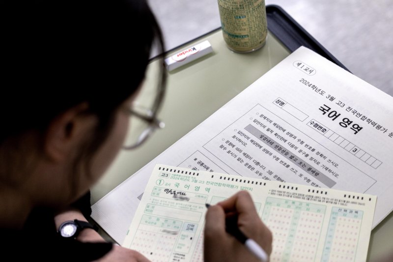2025학년도 대학수학능력시험(수능) 대비 3월 전국연합학력평가가 시행된 지난 28일 서울 영등포구 영등포여자고등학교에서 수험생들이 시험 준비를 하고 있다. 뉴시스