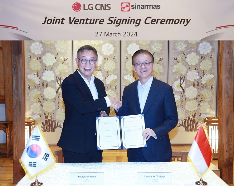 LG CNS 현신균 대표(왼쪽)와 시나르마스 프랭키 우스만 위자야 회장이 지난 27일 합작법인 설립을 위한 투자 계약을 체결한 뒤 기념촬영을 하고 있다. LG CNS 제공