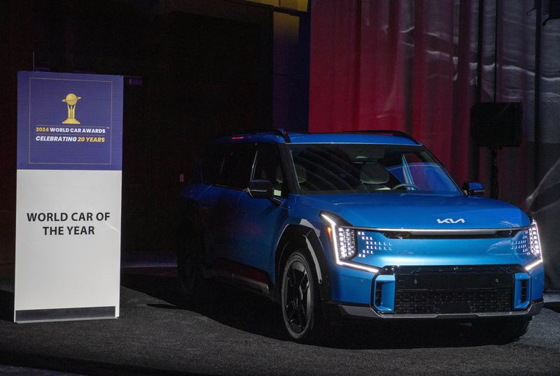 현대차그룹은 27일(현지시간) 미국 뉴욕에서 발표된 '2024 월드카 어워즈'에서 기아의 대형 전동화 SUV EV9(사진)이 세계 올해의 자동차와 세계 올해의 전기차를 수상했다고 밝혔다. 현대차 아이오닉5 N은 세계 올해의 고성능차에 이름을 올렸다. 현대차그룹 제공