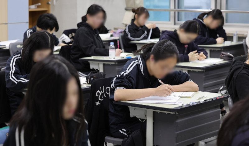 2025학년도 대학수학능력시험 대비 3월 전국연합학력평가가 시행된 28일 서울 강남구 개포고등학교에서 3학년 학생들이 시험 준비를 하고 있다. 뉴스1