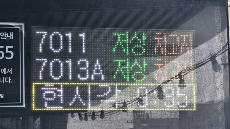 28일 오전 9시 35분 서울 마포구 합정역 인근의 버스정류장 안내판에 모든 버스가 '차고지'에 있다는 알림이 띄워져 있다. /사진=노유정 기자