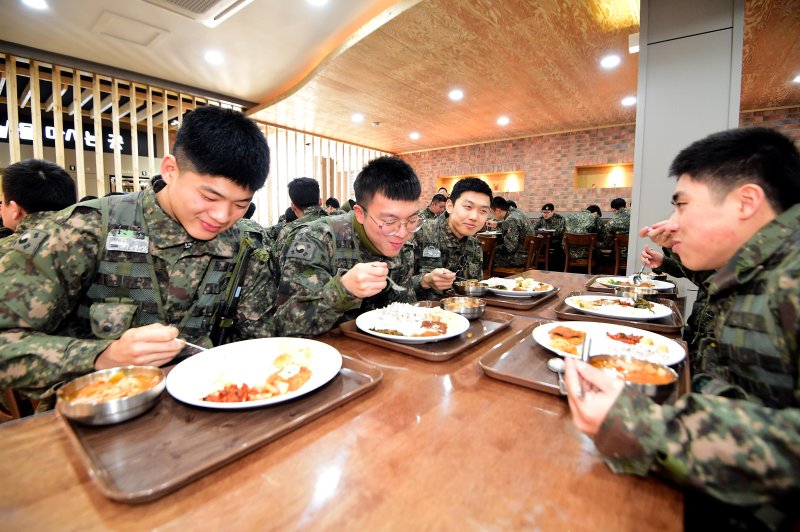 병영식당에서 식사하고 있는 장병들의 모습. 사진=국방일보 제공