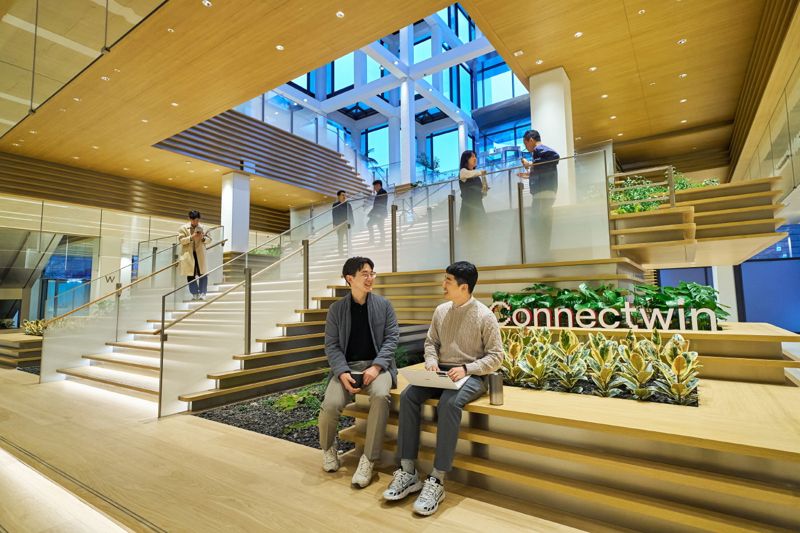 LG 직원들이 1년 2개월간 리모델링을 마치고 오픈을 기다리고 있는 LG트윈타워 저층부 공용공간 '커넥트윈'에서 대화를 나누고 있다. LG 제공