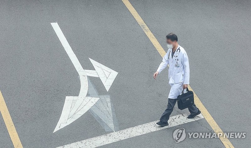 전공의 집단행동이 이어지고 있는 27일 대구 한 대학병원에서 의료 관계자가 이동하고 있다. 연합뉴스