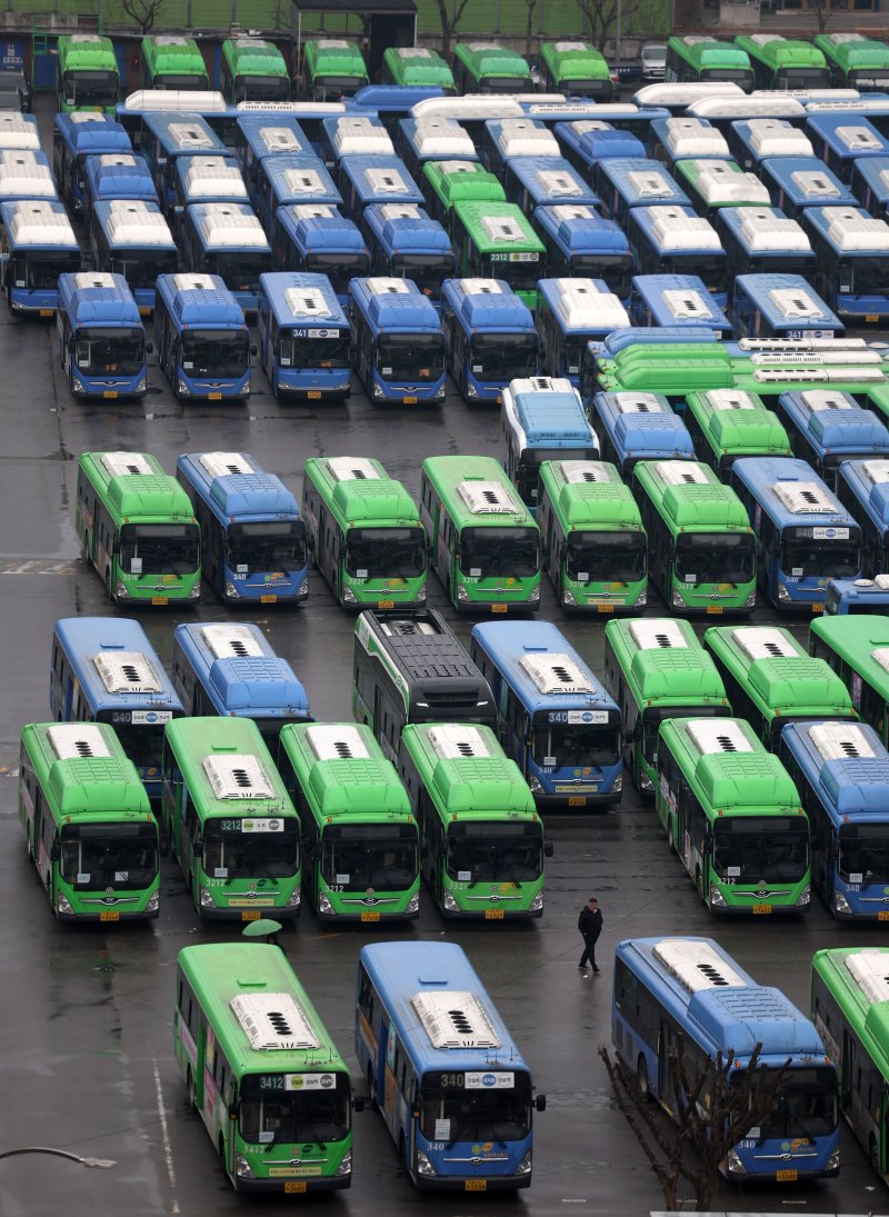 서울 시내버스가 노사 협상 결렬로 12년 만에 총파업에 돌입한 28일 서울 소재 시내버스 차고지에 버스들이 주차돼있다.<div id='ad_body3' class='mbad_bottom' ></div> 뉴시스