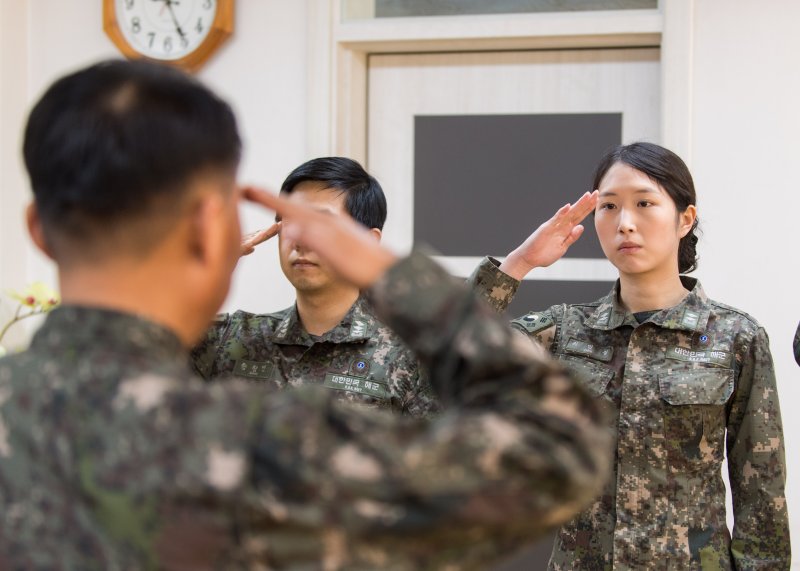 최태원 SK그룹 회장의 둘째 딸인 최민정 씨.(인천해역방어사령부 제공)2017.11.30/뉴스1 ⓒ News1 주영민 기자