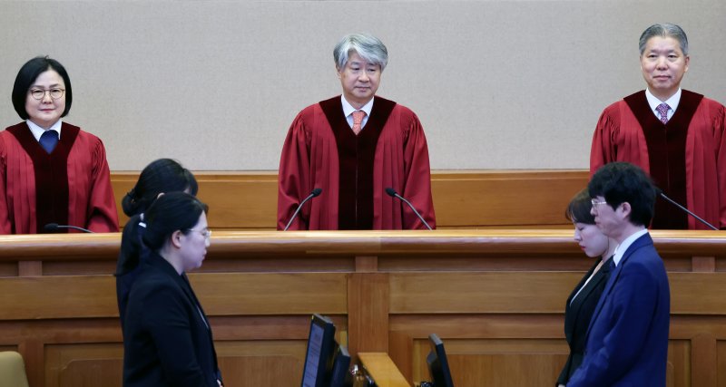 이종석 헌법재판소장(가운데) 등 헌법재판관들이 28일 오후 서울 종로구 헌법재판소 대심판정에 자리하고 있다./사진=뉴시스