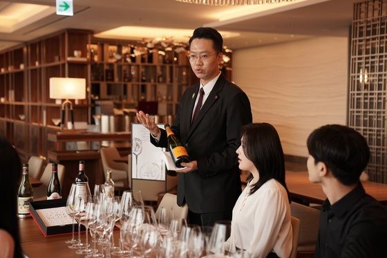 롯데호텔 서울 라운지 '라심'에서 열린 와인클래스에서 김권 소믈리에가 와인에 대해 설명하고있다. 롯데호텔 제공