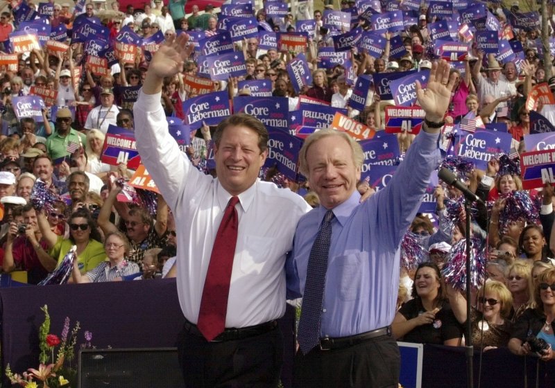 [잭슨=AP/뉴시스] 조 리버먼 전 상원의원(왼쪽)과 앨 고어 당시 민주당 대선후보가 2000년 10월25일(현지시각) 미국 테네시주 잭슨에서 열린 선거 유세에서 지지자들을 향해 손을 흔드는 모습. 2024.03.28.