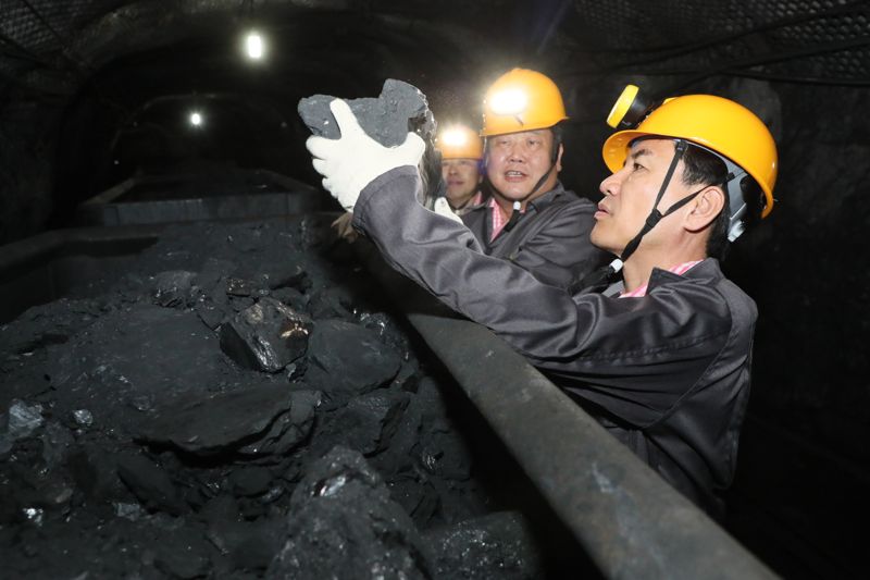 김진태 강원지사가 28일 태백 장성광업소 지하 1000m 이상 들어간 막장에서 석탄을 들여다보고 있다. 강원특별자치도 제공
