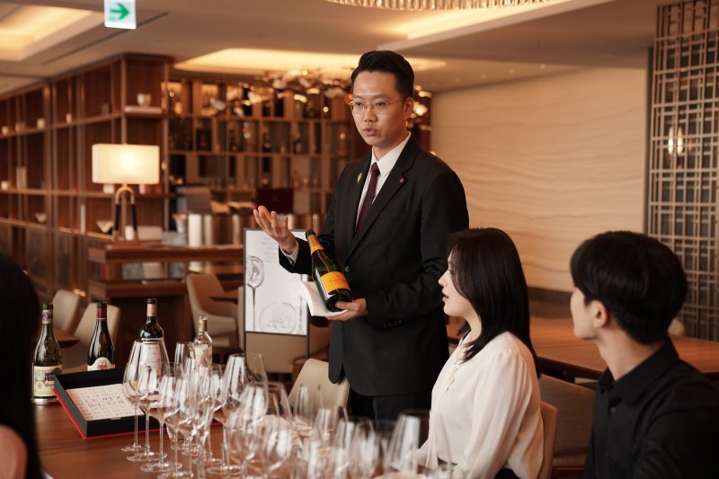 롯데호텔 서울 '라심'에서 열린 와인클래스에서 김권 소믈리에가 와인에 대해 설명하고있다. 롯데호텔 제공
