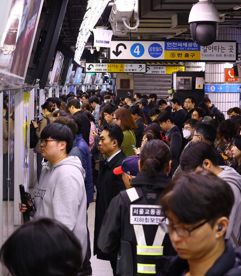 12년 만에 서울 시내버스 파업이 28일 시작되자 서울역 지하철 승강장에 시민들이 몰리고 있다. 이날 오전 비 내리는 서울역 인근 버스정류장에서 시민들이 오지 않는 버스를 기다리고 있다(맨위 사진). 뉴시스연합뉴스