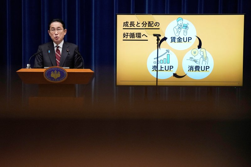 지난 28일 일본 도쿄에서 기시다 후미오 총리가 2024 예산안 성립 후 기자회견에서 경제 정책과 관련해 연설하고 있다. 뉴스1