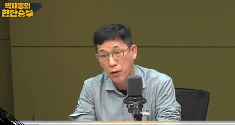 진중권 광운대 특임교수가 28일밤 CBS라디오 '박재홍의 한판 승부'에서 프로그램이 편파적인 것 같다며 항의하고 있다. (유튜브 갈무리)