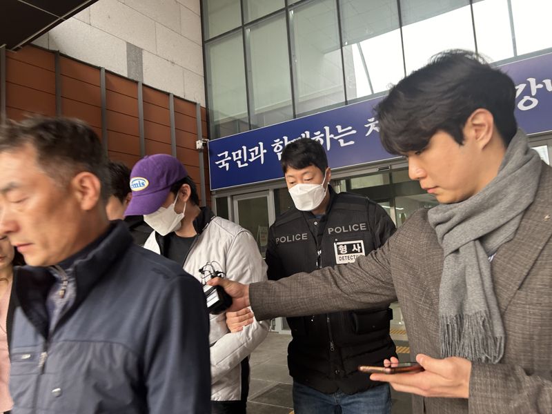 마약 투약 혐의를 받는 국가대표 야구선수 출신 오재원(39)이 서울 강남경찰서에서 검찰로 송치되고 있다. 사진=강명연 기자
