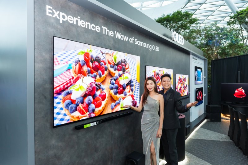 삼성전자 직원과 모델이 28일 싱가포르공항 '쥬얼 창이'에서 2024년형 삼성 OLED를 소개하고 있다. 삼성전자 제공