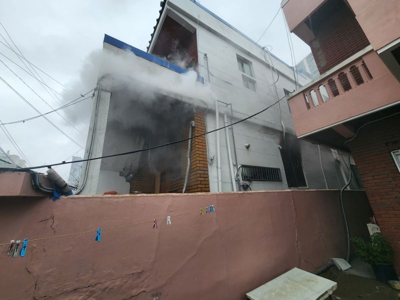 부산 북구 단독주택서 불, 주민 2명 대피 소동