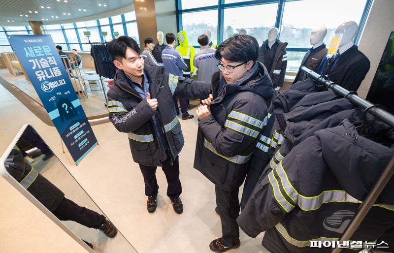 대한항공 직원들이 서울 강서구 대한항공 본사에서 신규 안전 현장 유니폼을 시착해보고 있다. 대한항공 제공