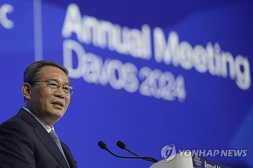 리창 중국 총리 (AP=연합뉴스) 리창 중국 총리가 16일(현지시간) 스위스 다보스에서 열린 세계경제포럼(다보스포럼) 연차총회에서 특별연설을 하고 있다. 2024.1.6. photo@yna.co.kr