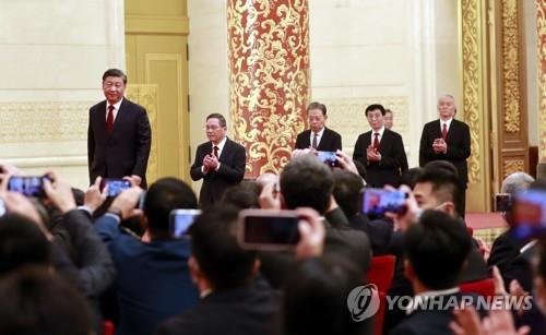 시진핑 새 최고지도부와 함께 기자회견 입장 (베이징=연합뉴스) 한종구 특파원 = 시진핑 중국 국가주석이 2022년 10월 23일 공산당 총서기 및 정치국 상무위원회(상무위) 구성원을 뽑는 당 20기 중앙위원회 1차 전체회의(1중전회)를 마친 뒤, 베이징 인민대회당에서 열린 신임 상무위 기자회견장에 리창, 자오러지, 왕후닝, 차이치, 딩쉐샹, 리시 등 새 최고지도부와 함께 입장하고 있다. [연합뉴스 자료사진]