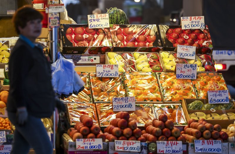 19일 서울 마포구 마포농수산물시장에 사과, 배 등 과일이 놓여있다. 뉴시스