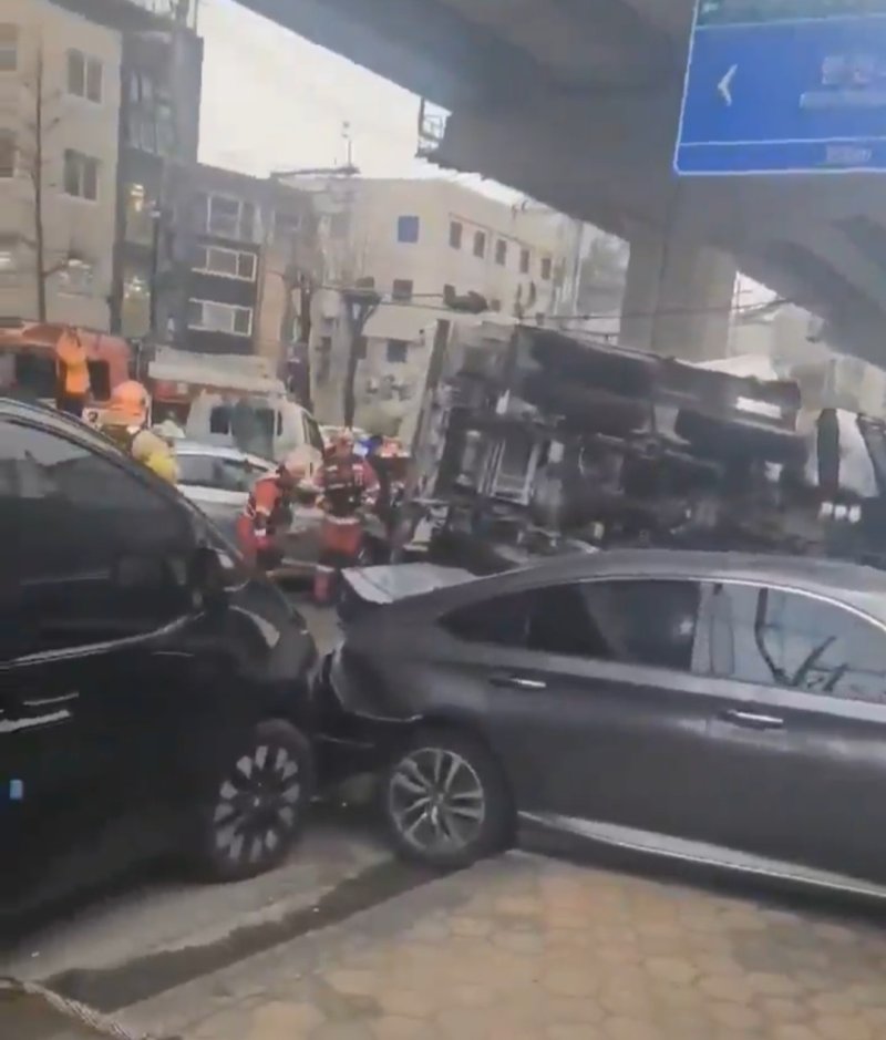 서울 성북구 돌곶이역 방면 도로에서 차량 12대와 이륜차 1대가 부딪히는 사고가 발생했다. 뉴시스