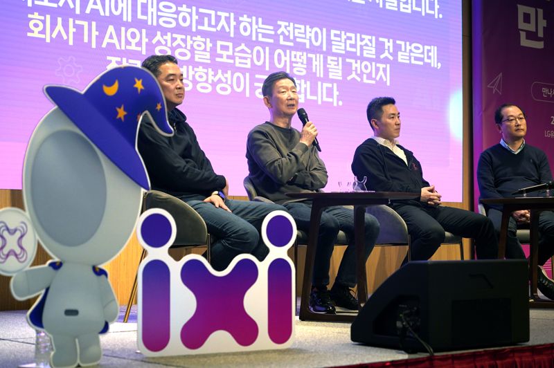 황현식 LG유플러스 사장(왼쪽에서 두번째)이 지난 28일 서울 LG유플러스 용산사옥에서 열린 타운홀 미팅에서 직원들의 질문에 답하고 있다. LG유플러스 제공