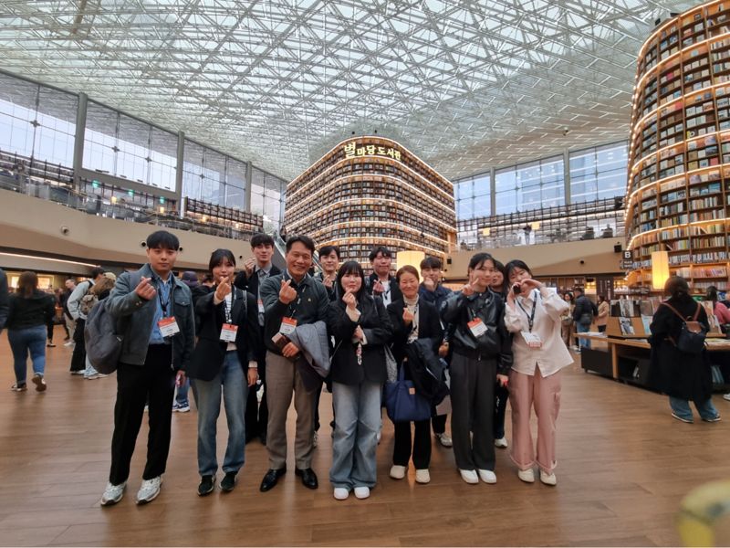 이상훈 한국산업단지공단 이사장(왼쪽 세번째)과 직원들은 29일 삼성동 코엑스에서 별마당 도서관을 방문하여 산업단지에 문화 요소 도입을 위한 방안을 논의했다. 산단공 제공