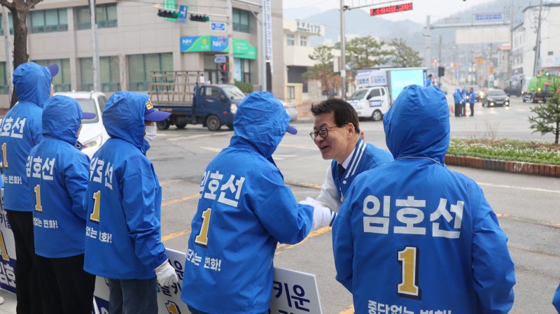 [음성=뉴시스] 연종영 기자 = 22대 총선 선거운동개시일인 28일 오전 더불어민주당 임호선(증평·진천·음성) 후보가 충북 음성군 음성읍내에서 출정식을 한 후 선거운동원들을 격려하고 있다. (사진=임호선 후보 선거사무소 제공) 2024.03.28. jyy.newsis.com