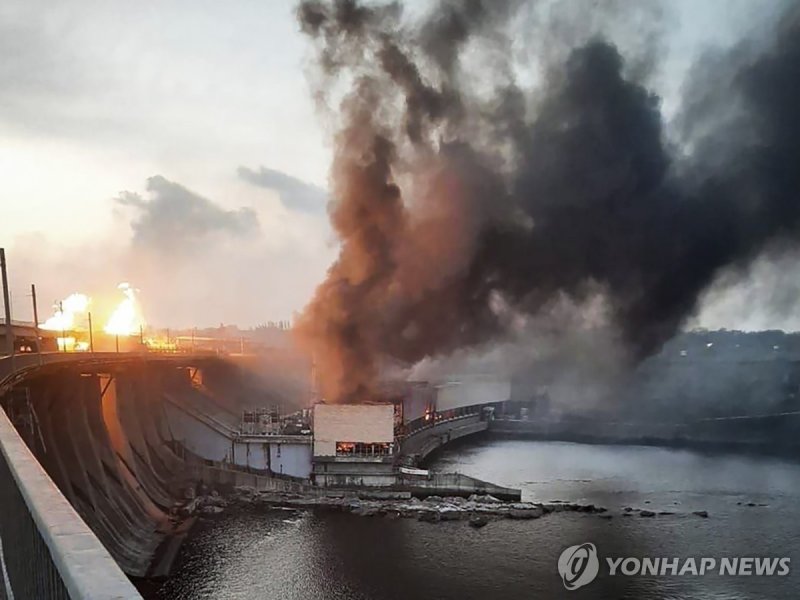 지난 22일 러시아군 공습으로 우크라이나 드니프로 수력발전소에 화재가 발생한 모습 In this photo provided by Telegram Channel of Ukraine's Prime Minister Denys Shmyhal, smoke and fire rise over the Dnipro hydroelectric power plant after Russian attacks in Dnipro, Ukraine, Friday, March 22, 2024. (Telegram Channel of Ukraine's Prime Min