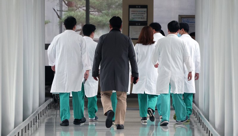 전공의와 의대 교수 사직 사태가 지속되고 있는 지난 28일 서울시내 한 대형병원에서 의료진이 이동하고 있다. 뉴시스