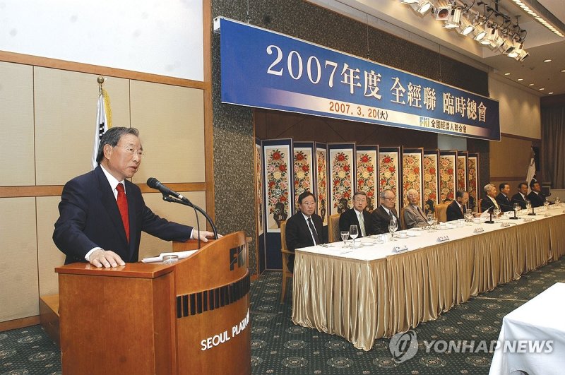 조석래 효성그룹 명예회장 별세…향년 89세 조석래 효성그룹 명예회장 별세…향년 89세 (서울=연합뉴스) 조석래 효성그룹 명예회장이 29일 별세했다. 향년 89세. 지난 2017년 고령과 건강상의 이유로 경영 일선에서 물러난 지 7년 만이다. 사진은 2007년 3월 전경련 회장에 취임한 조 명예회장 모습. 2024.3.29 [효성 제공. 재판매 및 DB 금지] photo@yna.co.kr (끝)