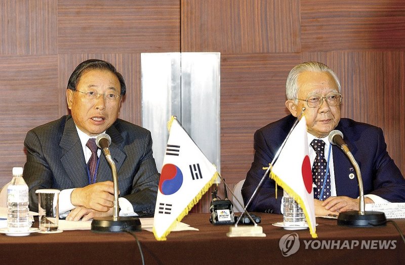 조석래 효성그룹 명예회장 별세…향년 89세 조석래 효성그룹 명예회장 별세…향년 89세 (서울=연합뉴스) 조석래 효성그룹 명예회장이 29일 별세했다. 향년 89세. 지난 2017년 고령과 건강상의 이유로 경영 일선에서 물러난 지 7년 만이다. 2005년 4월 한일경제인회의에서 한국 재계 대표로 기자회견하는 조 명예회장 모습. 2024.3.29 [효성 제공. 재판매 및 DB 금지] photo@yna.co.kr (끝)