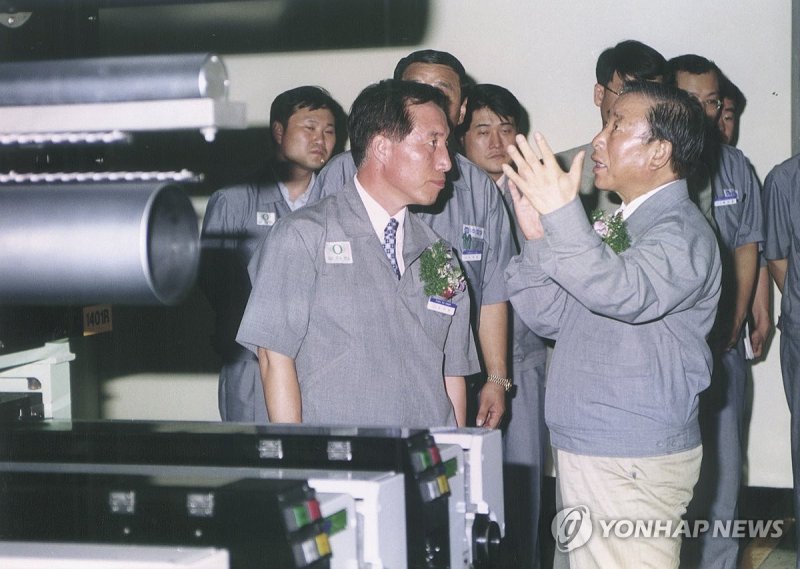 조석래 효성그룹 명예회장 별세…향년 89세 조석래 효성그룹 명예회장 별세…향년 89세 (서울=연합뉴스) 조석래 효성그룹 명예회장이 29일 별세했다. 향년 89세. 지난 2017년 고령과 건강상의 이유로 경영 일선에서 물러난 지 7년 만이다. 사진은 1999년 6월 스판덱스 공장 준공식에 참석한 조 명예회장 모습. 2024.3.29 [효성 제공. 재판매 및 DB 금지] photo@yna.co.kr (끝)