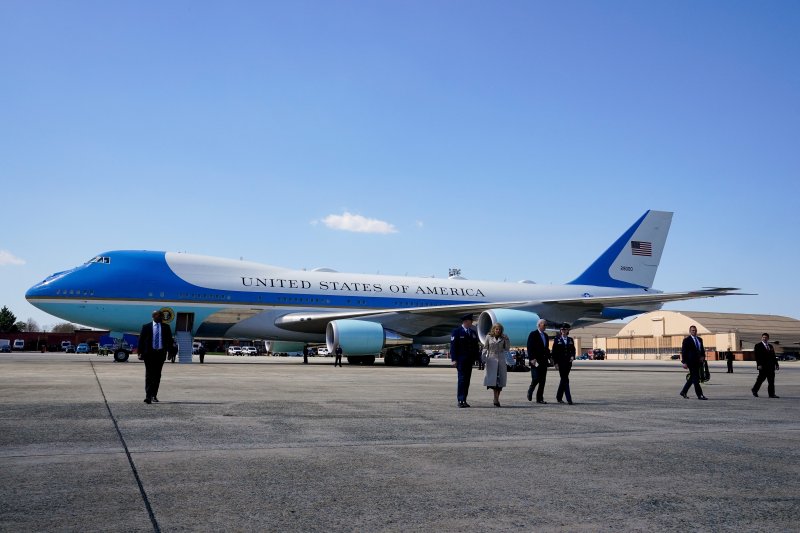지난달 29일(현지시간) 미국 메릴랜드주 앤드루스 군 비행장에서 조 바이든 대통령 부부가 공군1호기에서 내려 걸어가고 있다.로이터연합뉴스