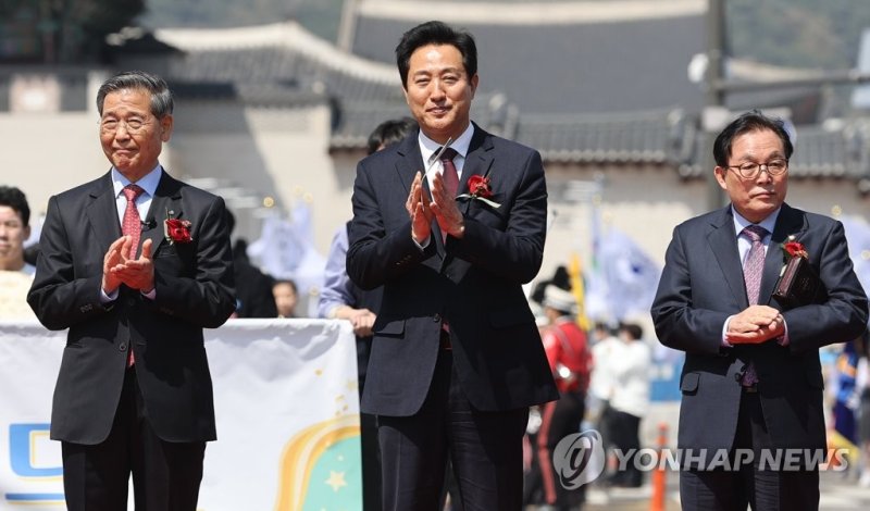 오세훈 서울시장(가운데)이 서울 종로구 광화문광장에서 열린 지난 2023 부활절 퍼레이드 개막식에서 박수를 치고 있다. 연합뉴스