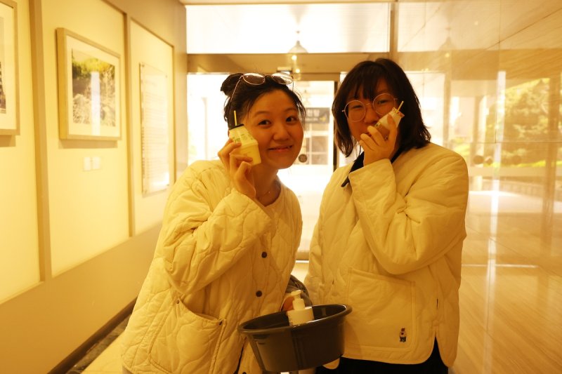 온천욕하고 바나나우유 마시는 강선아 씨와 친구 [촬영 강수환]