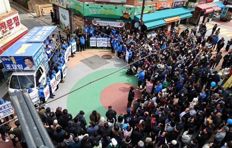 이재명 더불어민주당 대표 겸 상임공동선거대책위원장이 30일 오전 서울 송파구 방이시장에서 조재희(송파갑) 후보 지원유세를 하고 있다. 2024.3.30/뉴스1 ⓒ News1 구윤성 기자