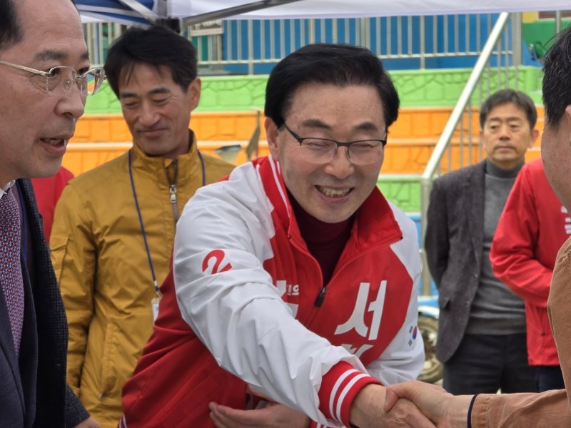 30일 경남 남해군을 찾은 국민의힘 서천호 후보가 시민과 인사를 나누고 있다.(서천호 선거사무소 제공)