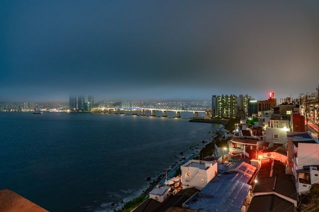 부산 영도구 서쪽 해안가에 위치한 흰여울문화마을은 국내외 관광객들의 발길이 늘어나고 있는 매력적인 관광명소로 인기를 끌고 있다. 뉴시스 제공