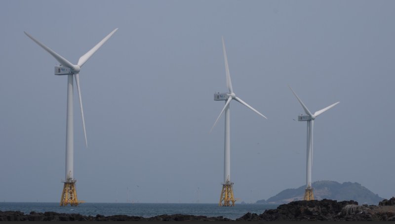 28일 방문한 '탐라해상풍력발전단지'에서 풍력발전기들이 작동하고 있는 모습. 남동발전 제공.