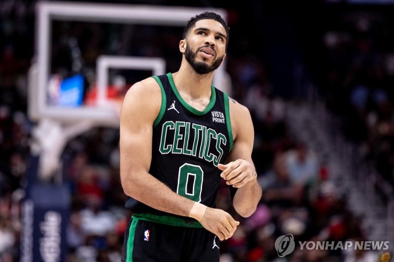 보스턴의 제이슨 테이텀 Mar 30, 2024; New Orleans, Louisiana, USA; Boston Celtics forward Jayson Tatum (0) looks on against the New Orleans Pelicans during the second half at Smoothie King Center. Mandatory Credit: Stephen Lew-USA TODAY Sports