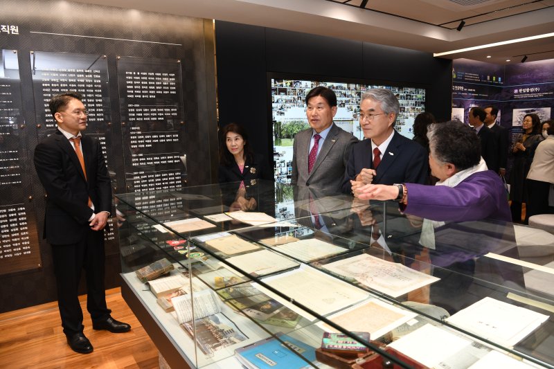 [창원=뉴시스]한일여고 개교50주년 기념한 '50년관' 자료관을 둘러보는 모습.2024.03.30.(사진=한일여고 제공) photo@newsis.com *재판매 및 DB 금지