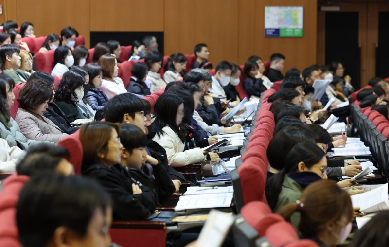 [서울=뉴시스] 권창회 기자 = 31일 오후 서울 종로구 성균관대학교 새천년홀에서 열린 종로아카데미 주최 ‘의대 모집정원 확대에 따른 향후 대학입시영향력 분석 설명회’에서 학부모들이 자료를 살펴보고 있다. 2024.03.31. kch0523@newsis.com