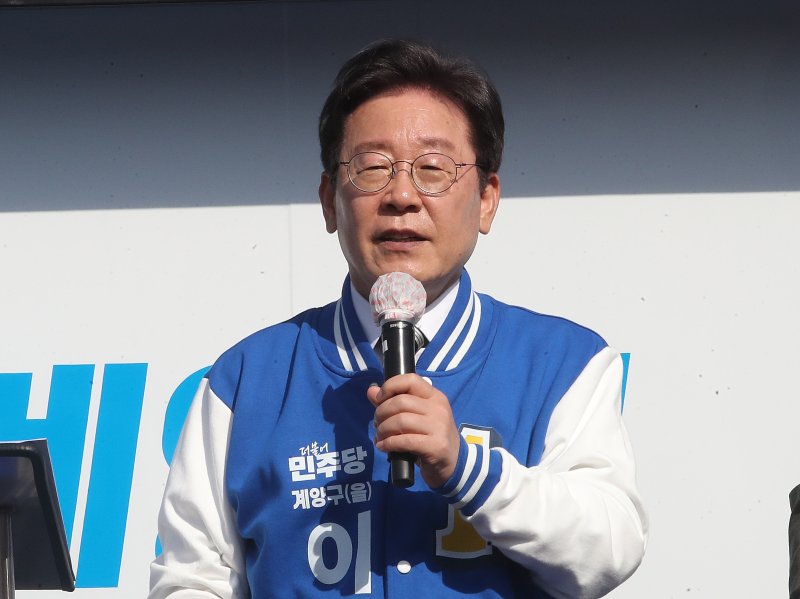 제22대 총선 인천계양을에 출마한 이재명 더불어민주당 대표가 31일 오후 인천 계양구 서운동성당 앞에서 시민들에게 지지를 호소하고 있다. 뉴스1