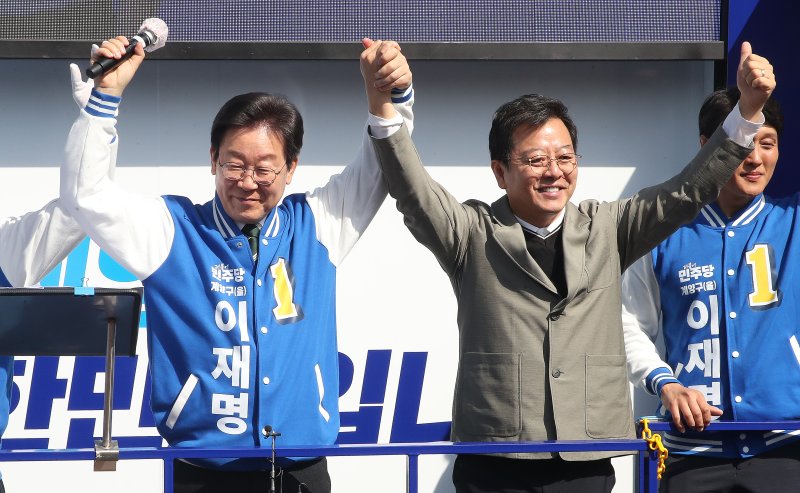 제22대 총선 인천계양을에 출마한 이재명 더불어민주당 대표와 배우 이기영이 31일 오후 인천 계양구 서운동성당 앞에서 시민들에게 지지를 호소하고 있다. 뉴스1