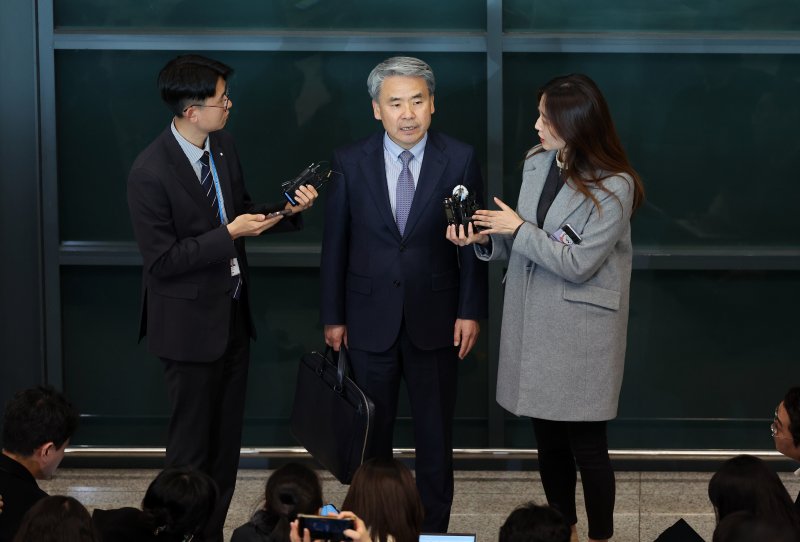 이종섭 전 호주대사가 3월 21일 오전 인천국제공항 제1여객터미널을 통해 귀국해 취재진 질문에 답하고 있다. 뉴시스