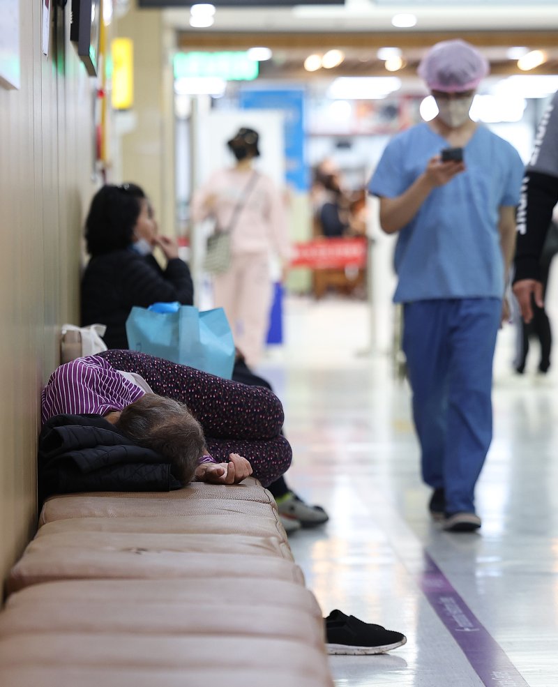 전공의 집단행동이 이어지고 있는 가운데 3월 29일 대구의 한 대학병원에서 환자가 진료를 기다리며 누워 있다. 연합뉴스